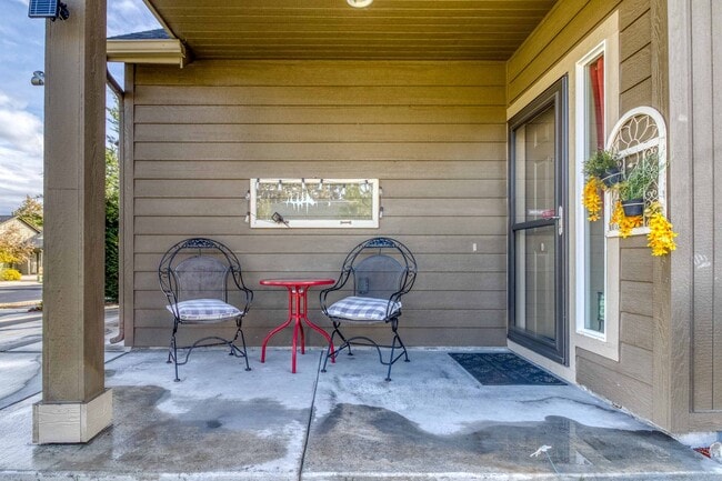 Building Photo - Furnished home in Bend, OR