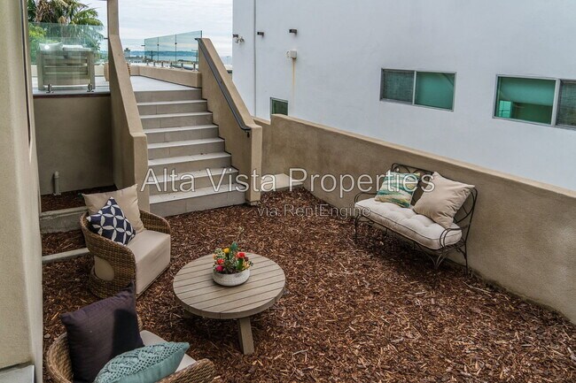 Building Photo - 5606 Dolphin Pl