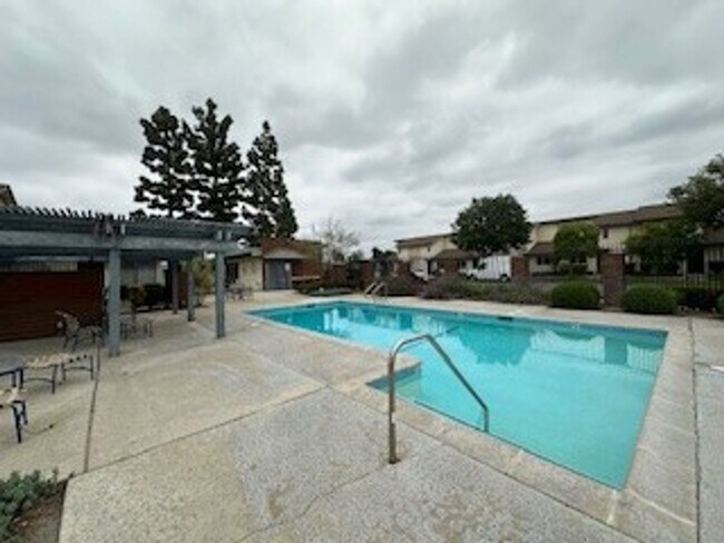Building Photo - Remodeled One Story 2 Bed 1 Bath Condo in ...