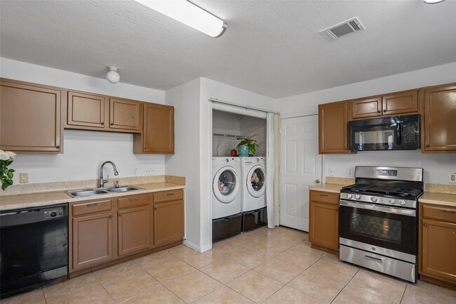 Building Photo - 6443 Mountain Pines Ln