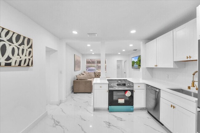 Building Photo - 1208 N 25th Ave