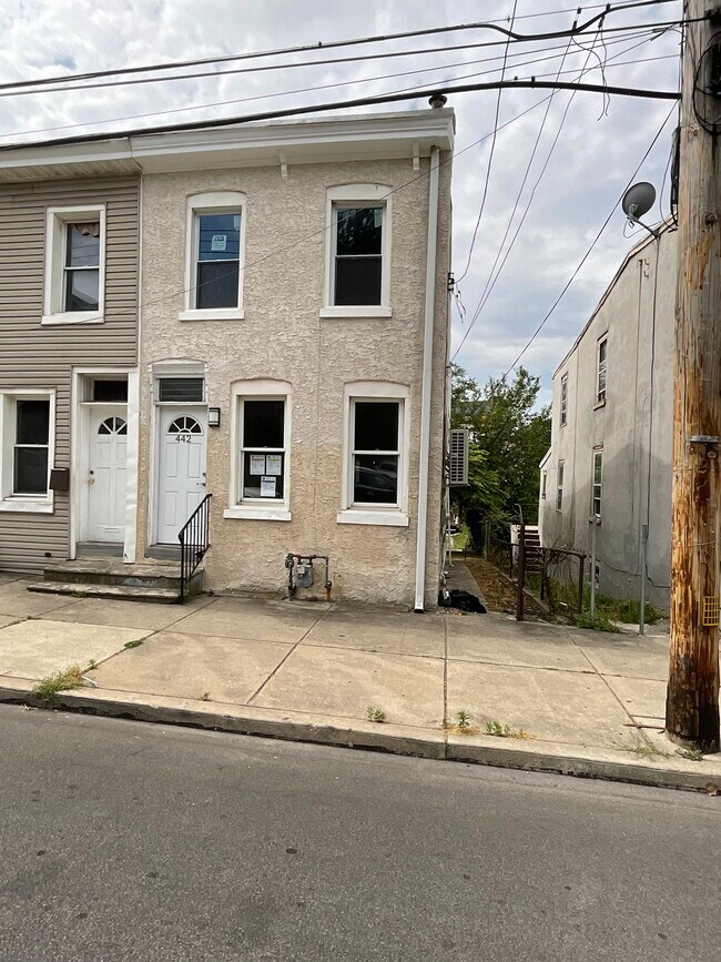 Primary Photo - 442 E Moore St