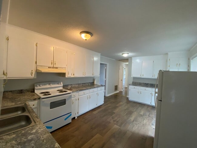 Building Photo - 145 Aster Cir