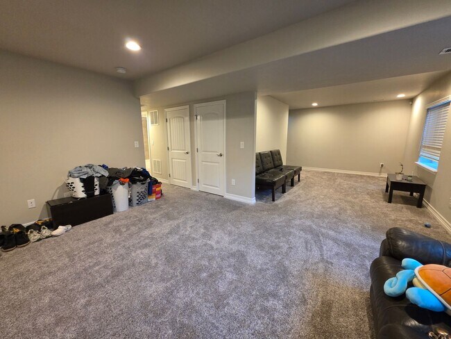 Building Photo - Fully Finished Corner-Lot Home with Mounta...