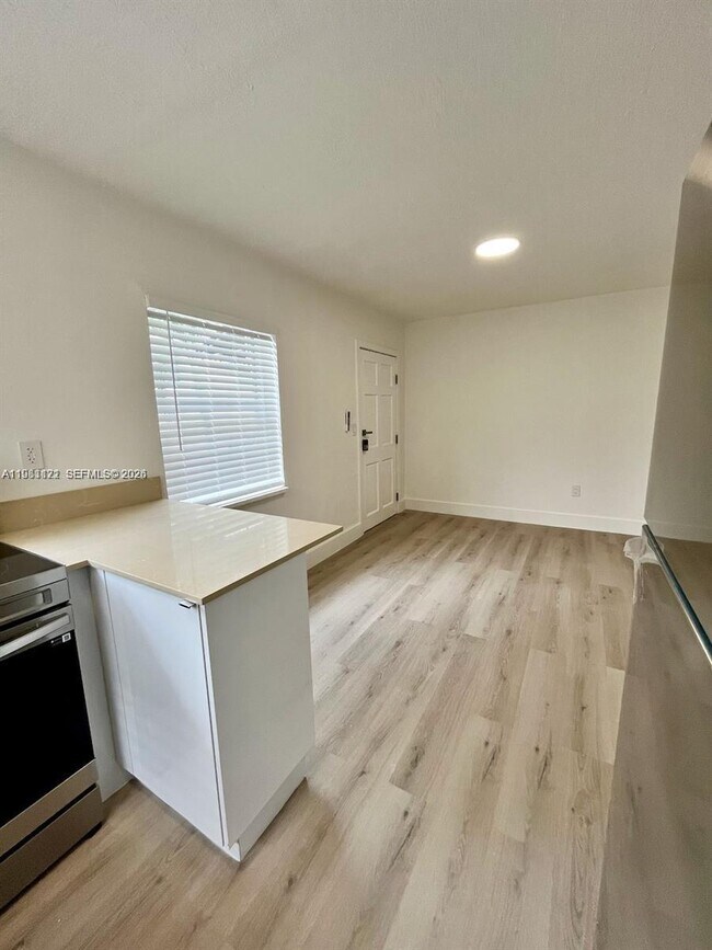 Building Photo - 833 W 39th St