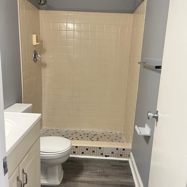 Building Photo - 421 Redding Rd