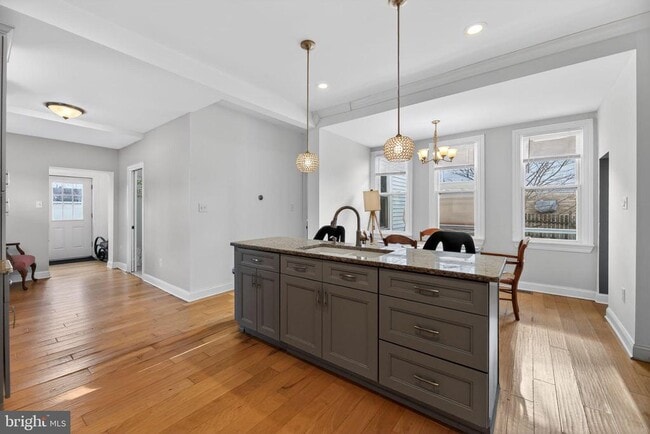 Building Photo - 810 Central Ave