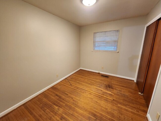 Building Photo - 7 Cliffwood Cir