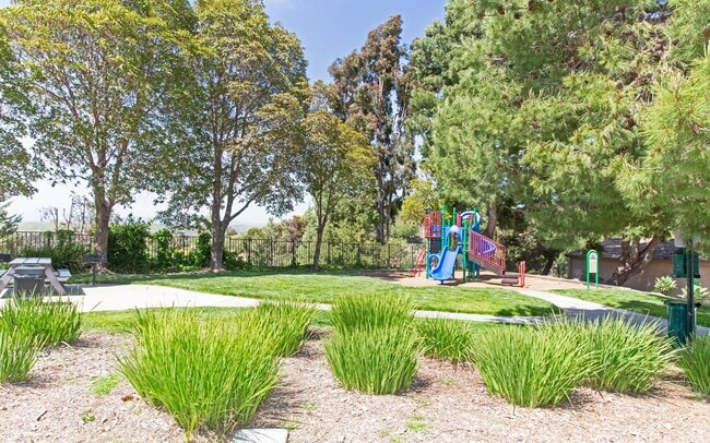 Building Photo - Downstairs End Unit 2 Bedroom Condo in Oceanside!