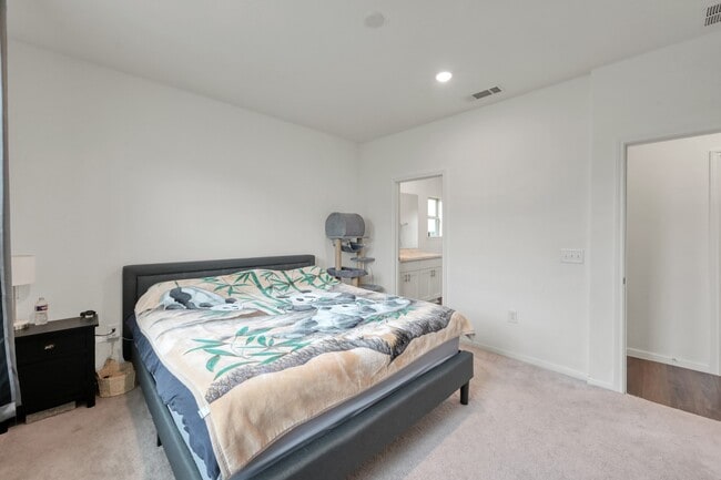 Building Photo - 16435 Big Hickory Dr