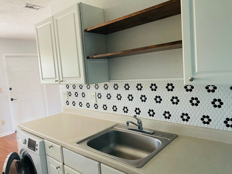 Building Photo - 4613 Bayshore Dr