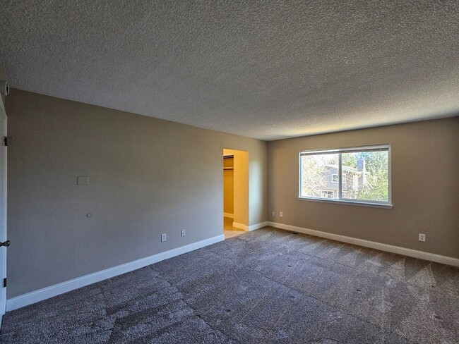 Building Photo - 180 Prairie Ridge Rd