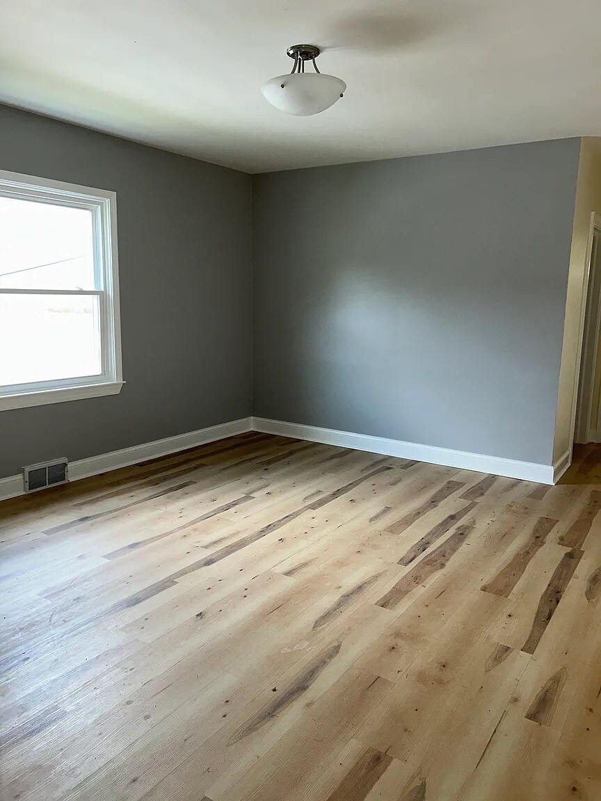 Building Photo - Room in Duplex on Richardson Ave