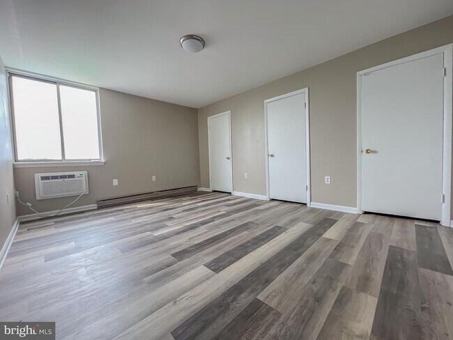 Building Photo - 3245 Rio Dr