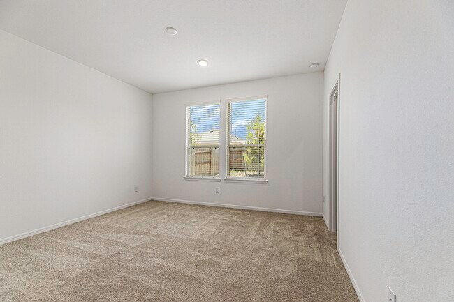 Building Photo - 240 Seven Pnes Dr