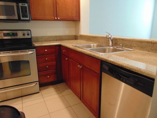 Building Photo - 2 Bedroom/1 Bath Luxury Beacon Hill Condo, Perfect Location!!