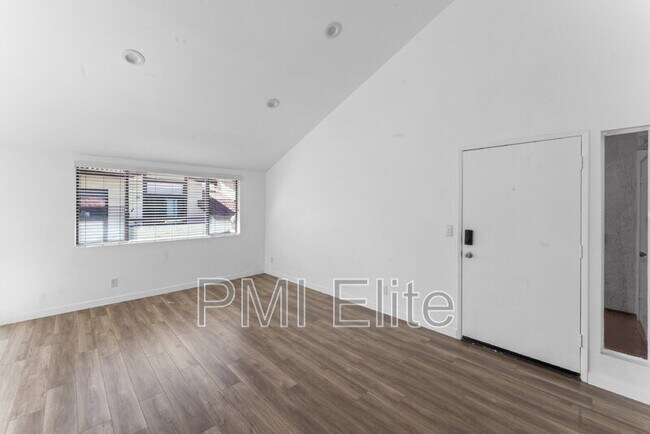 Building Photo - 18182 W Sundowner Way