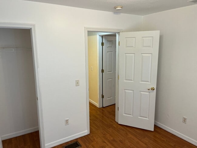 Building Photo - Beautiful 3bed/2bath townhouse close to Di...