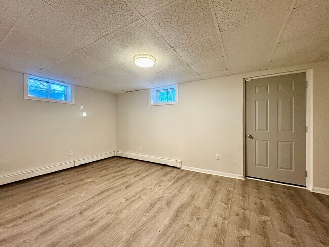 Building Photo - Available Now | 3 Bed, 1.5 Bath Single-Family Home in Westford, MA | Updated Kitchen, Finished Ba...