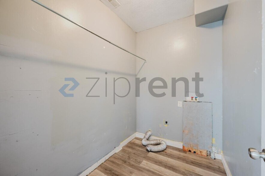 Building Photo - Unit