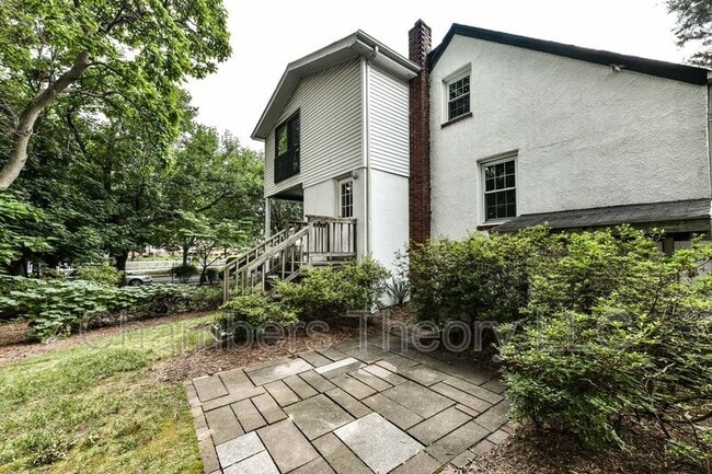 Building Photo - 419 S Barton St