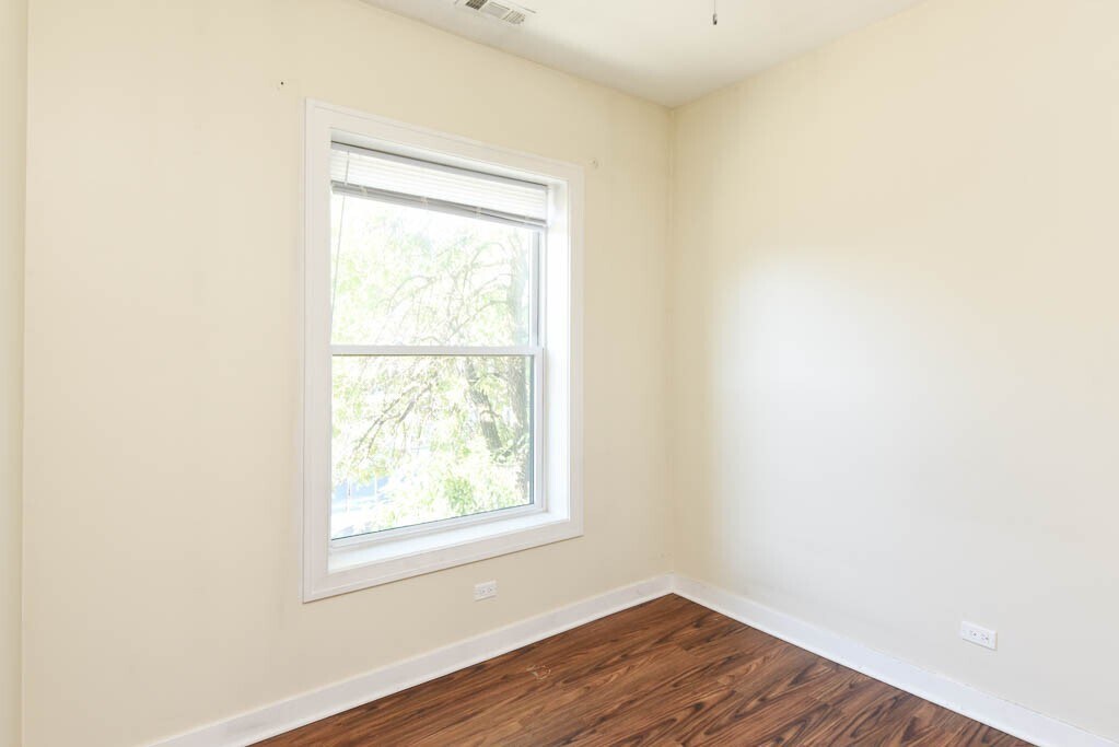 Building Photo - 3550 W Lawrence Ave