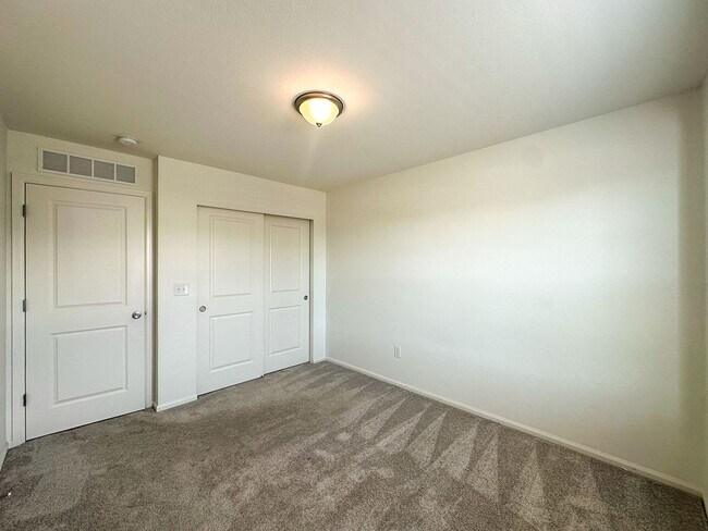 Building Photo - Painted Prairie 3bd 2.5ba paired house by DIA!