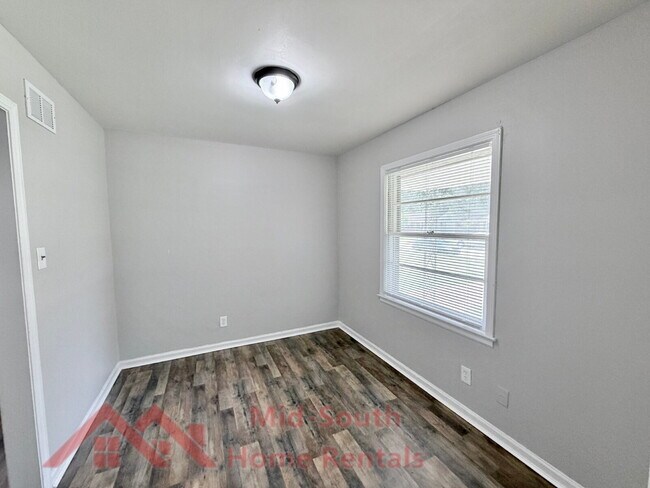 Building Photo - 3040 S Edgeware Rd