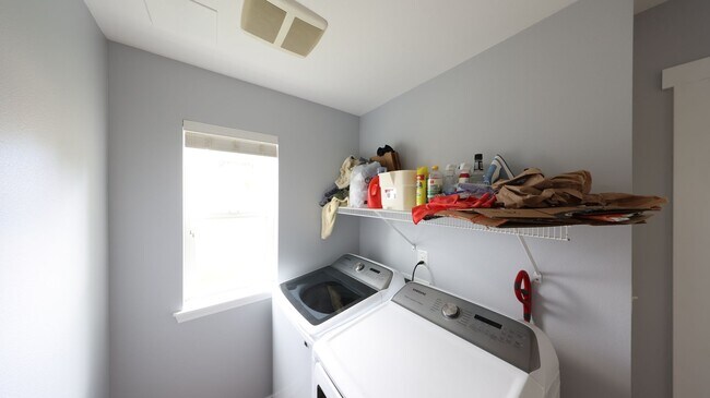 Building Photo - 5 Bed 2.5 Bath - Group - Dog Friendly - Fu...