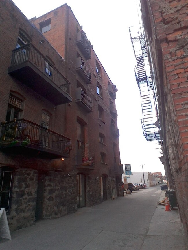 Building Photo - Downtown Loft-Style Studio Condo | 720 Sq....