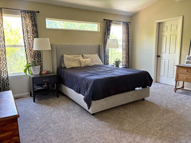 Building Photo - High-End 4 Bed 3.5 Bath Home Next to Arapa...
