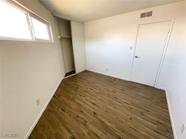 Building Photo - 3762 Royal Crest St