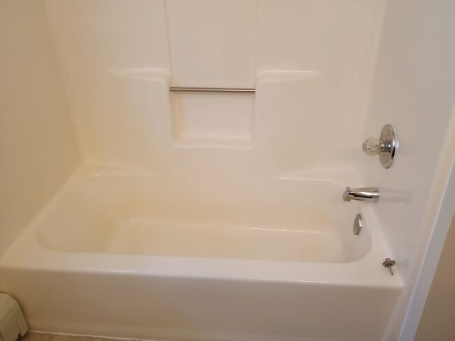 Building Photo - AVAILABLE 4/01/26 Large 2 Bedroom 1 Bath Main Floor Home