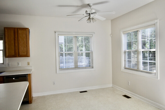 Building Photo - 513 E Maple Ave