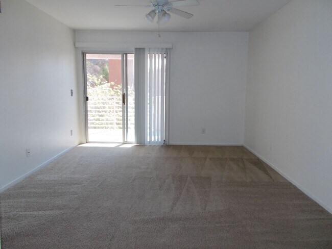 Building Photo - Charming 2 Bed / 2 Bath Condo with Firepla...