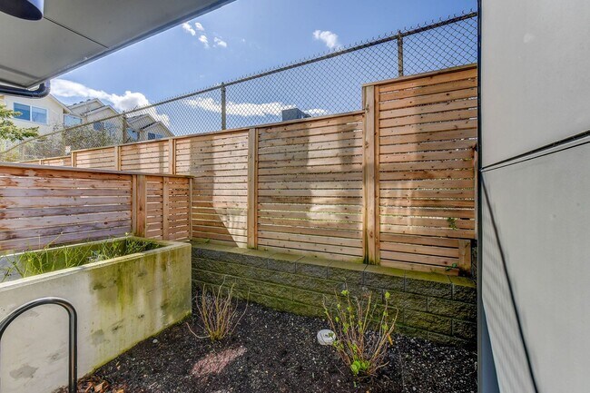 Building Photo - Terrific Townhome