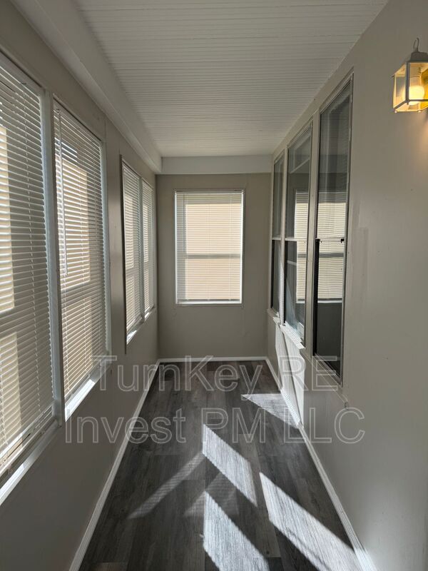 Building Photo - 17842 Park Ave