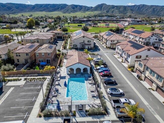 Building Photo - Beautiful 3 Bed / 2.5 Bath Condo with Open Floor Plan & Private Patio!