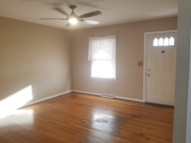 Building Photo - 2137 Oleander Dr