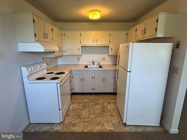 Building Photo - 3876 Shadywood Dr