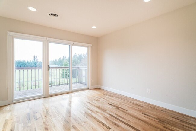 Building Photo - Escape to the Country, Spacious Contemporary in Wilsonville with Shop