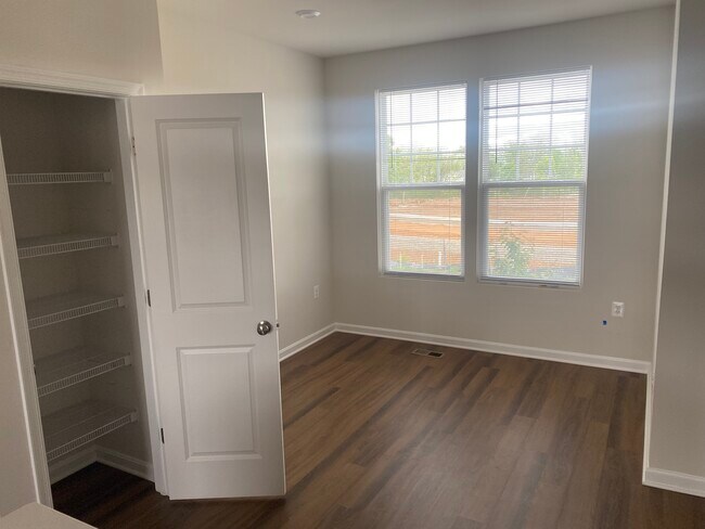 Building Photo - 36 Anthem St