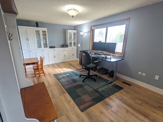 Building Photo - Beautiful open floorplan - 3 Bedroom/ 2 Bath - HUGE fenced backyard