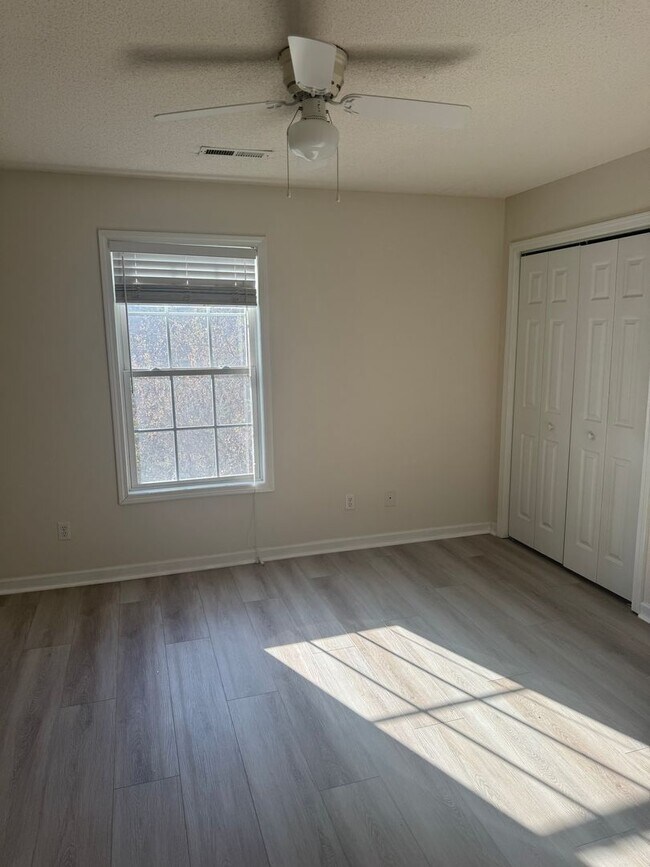 Building Photo - Updated Townhouse In Hunter Hills