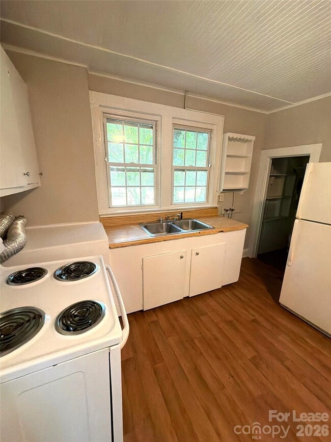 Building Photo - 3516 Eastway Dr