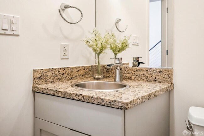 Building Photo - 142 Russ St