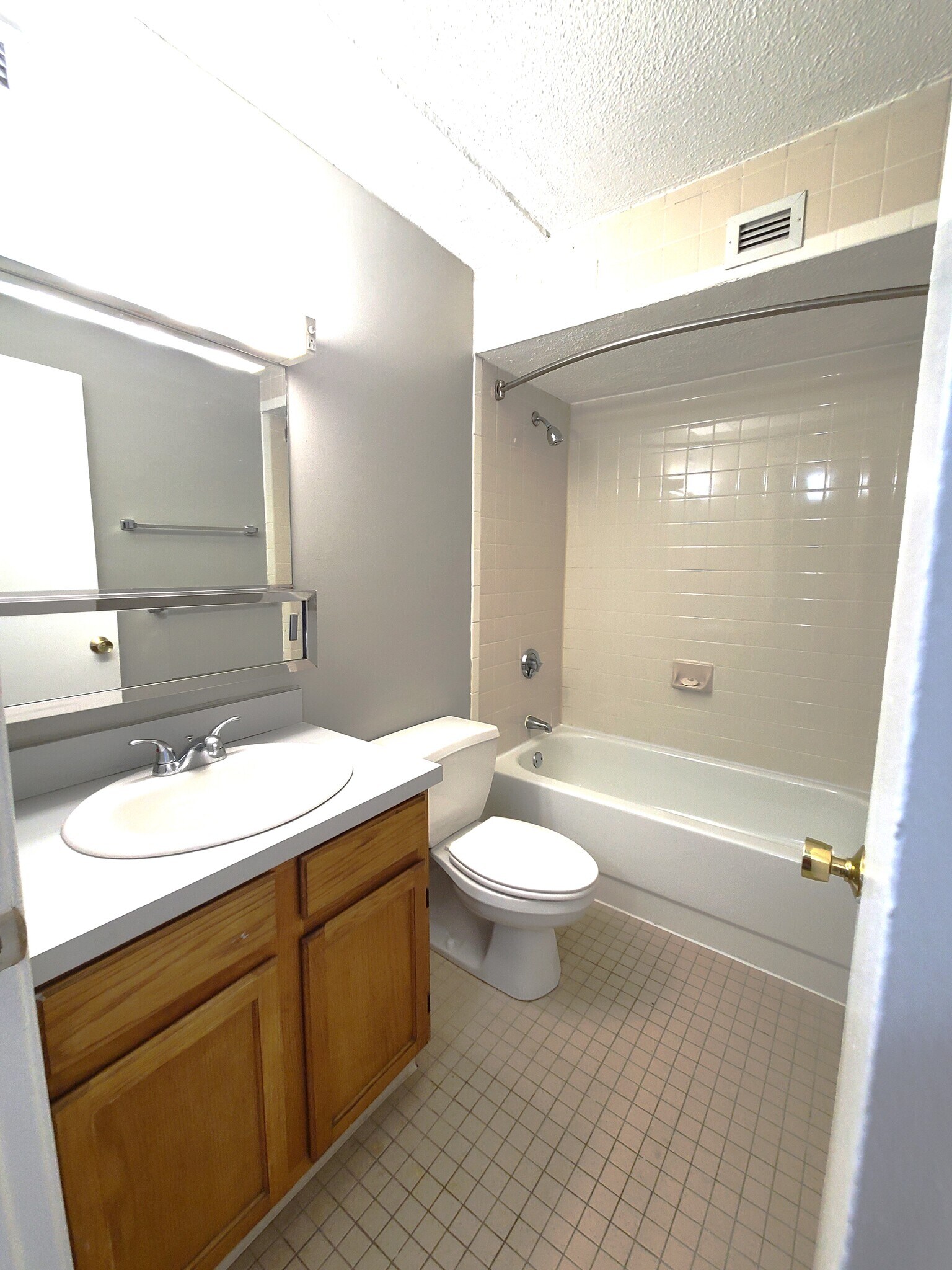 Building Photo - 1 S Point Dr