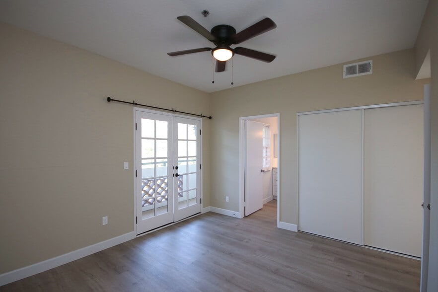 Building Photo - 156 S Oak Knoll Ave