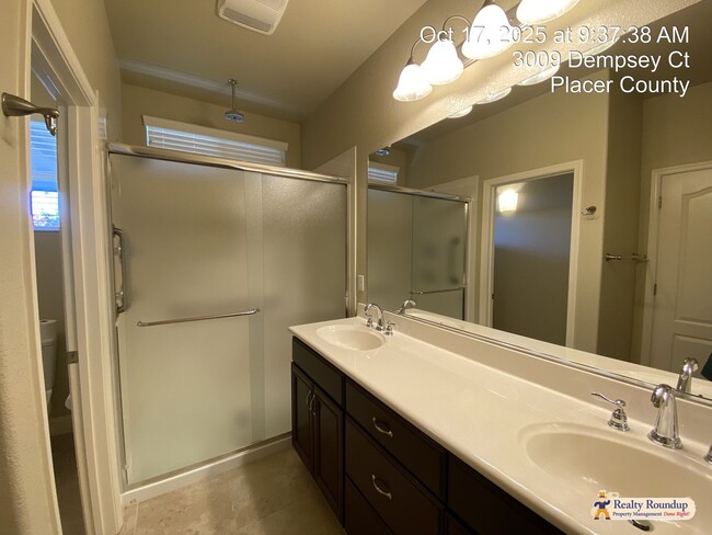 Building Photo - Pristinely Maintained Roseville Home with ...