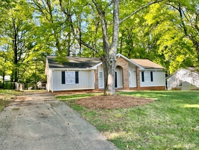 Primary Photo - Must see this spacious 3 bedroom 1.5 bath ...